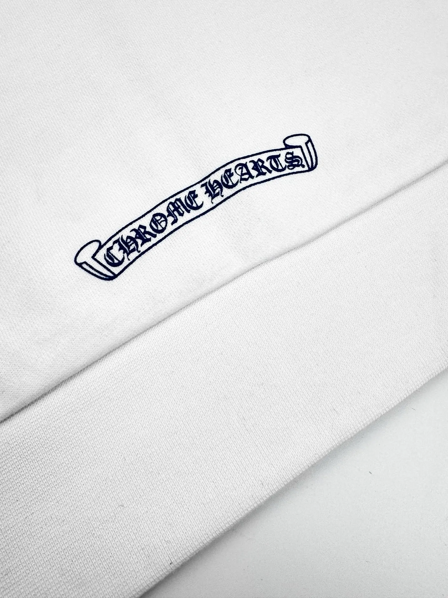 P450 Chrome Hearts letter-printed zipper jacket. Customized soft cloud-like 100% cotton velvet feel sweatshirt fabric. Delicate and smooth, comfortable and close to the skin. Made of pure white as the base. Indigo lines are neatly split. Western Gothic text is embellished on the chest. It controls the visual focus and extends vertically from the wrist to the shoulder line. It is a magic touch to break the monotony of the sweatshirt. The zippered hooded silhouette deconstructs the lazy drape carrying velvet. Gothic font meets all white. It not only retains the coldness of the Gothic, but also eliminates the depression of darkness with the purity of white, giving concrete expression to the sweet-cool balance and unlocking a multi-faceted style. Process 1: Use glue printing. The printing has been modified three times by the film screen. Use glue liquid paint to print the pattern on the fabric. Bake the fabric to fix the printing pattern. Process 2: The fabrics have been washed and have a better hand feel. Not easy to deform, not easy to shrink, not easy to fade, and maintain long-term beauty. Accessories: Customized 1:1 CH Zipper Customized 1:1 CH Trademark Fit: Loose Fit Size: S M L XL Style Number: CC910